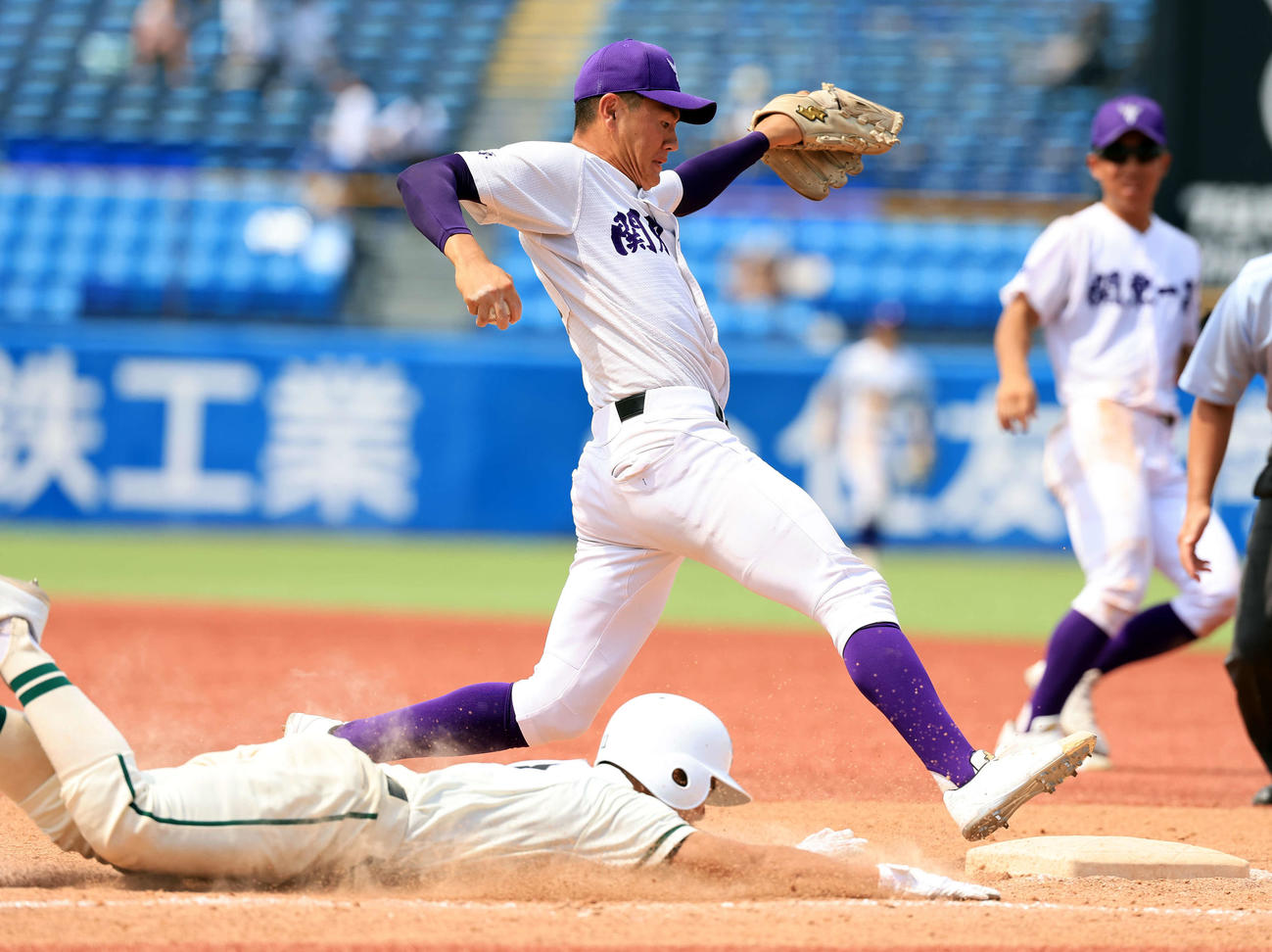 関東第一対二松学舎大付　8回裏二松学舎大付無死、長野（下）の打球で一塁カバーに入る坂井だが内野安打となる（撮影・浅見桂子）