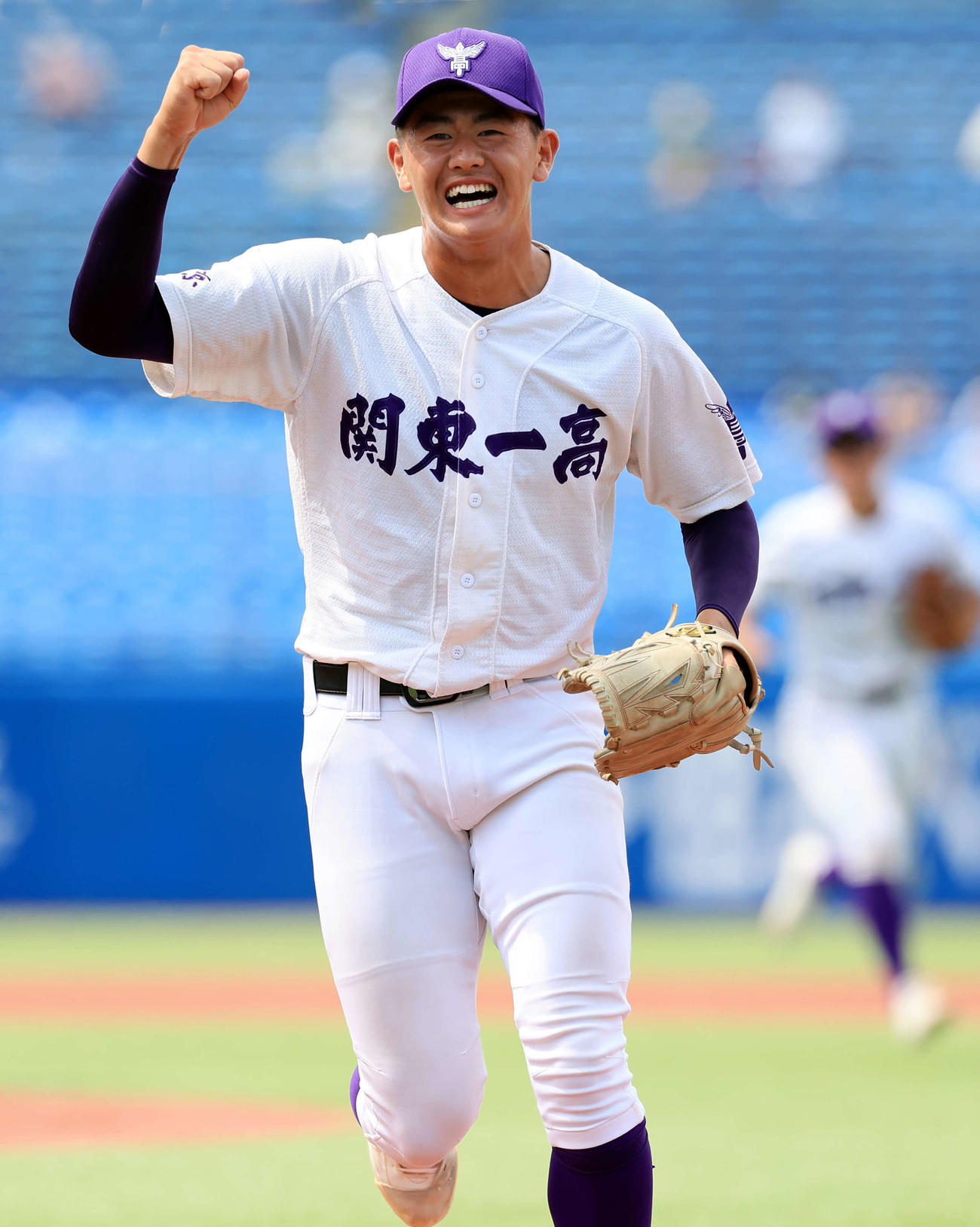 関東第一対二松学舎大付　8回裏二松学舎大付の攻撃を抑え、笑顔でガッツポーズする坂井（撮影・浅見桂子）