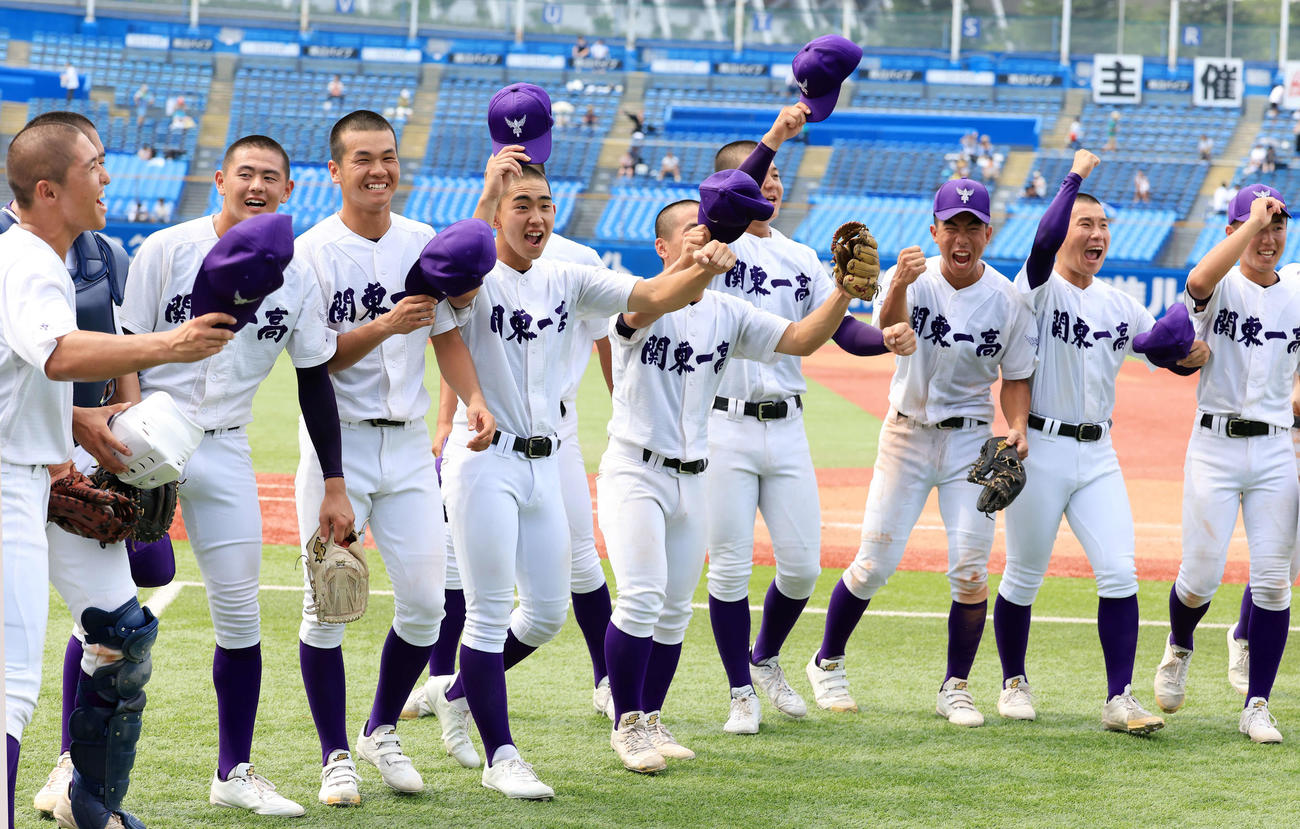 関東第一対二松学舎大付　決勝進出を決め、スタンドに笑顔であいさつする関東第一の選手たち（撮影・浅見桂子）