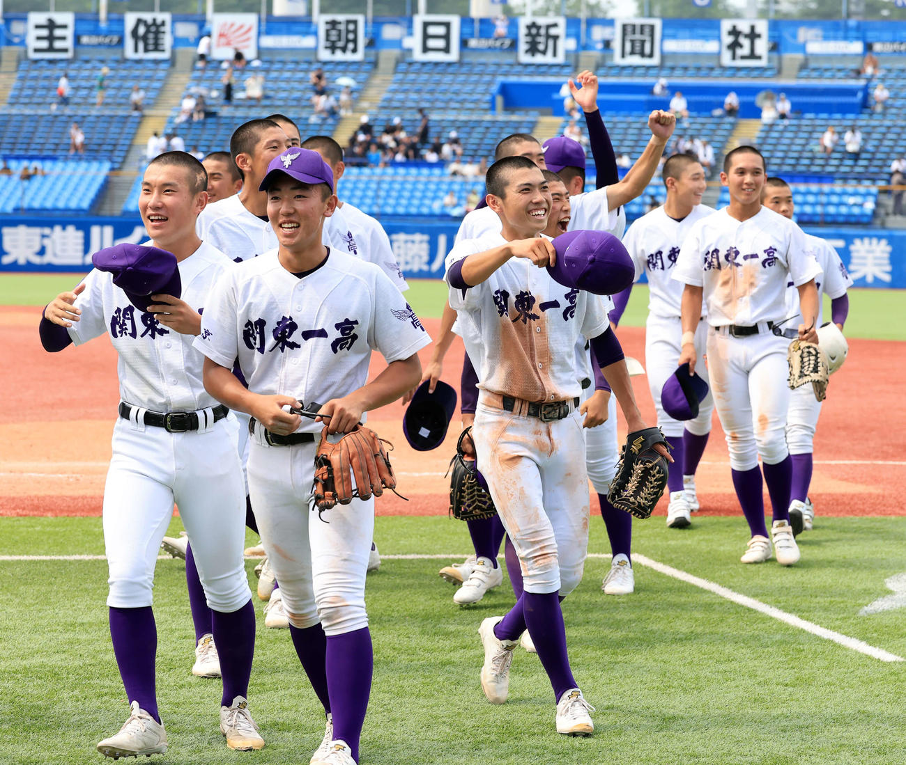 関東第一対二松学舎大付　決勝進出を決め、スタンドに笑顔であいさつする関東第一の選手たち（撮影・浅見桂子）