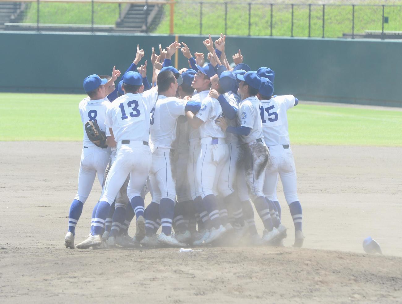 明豊対大分舞鶴　4年連続10度目の優勝を決め、歓喜する明豊ナイン（撮影・佐藤究）