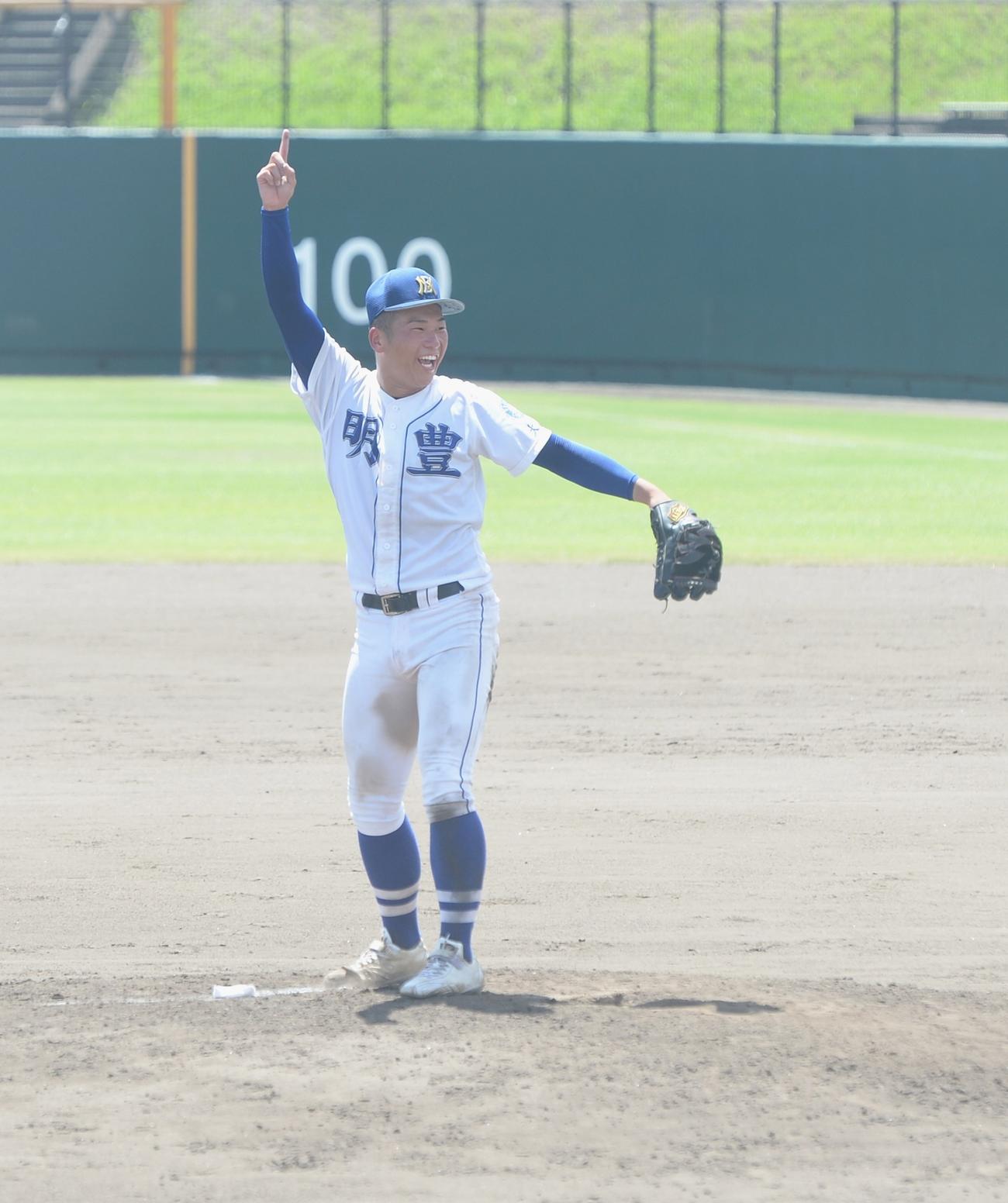 明豊対大分舞鶴　完投勝ちし、笑顔を見せる明豊・野田（撮影・佐藤究）