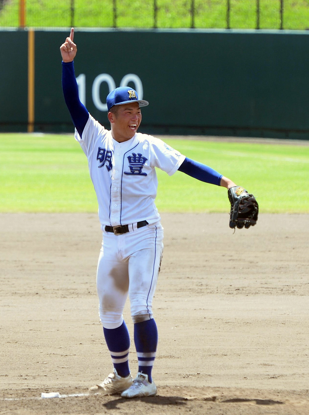 明豊対大分舞鶴　完投勝利に笑顔を見せる明豊・野田（撮影・佐藤究）