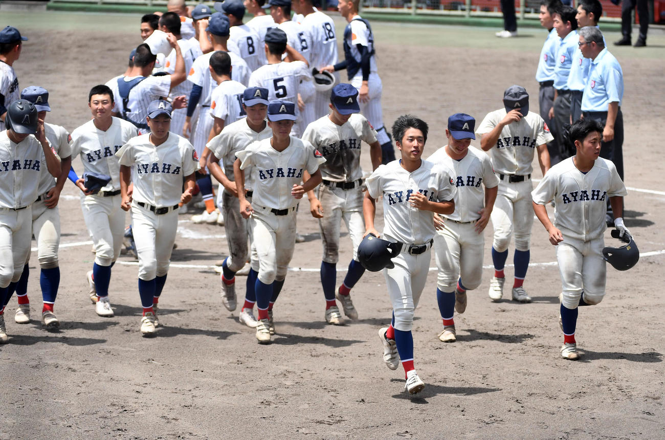 滋賀学園対綾羽　滋賀学園に敗れがっくりと引き揚げる綾羽ナイン（撮影・前岡正明）