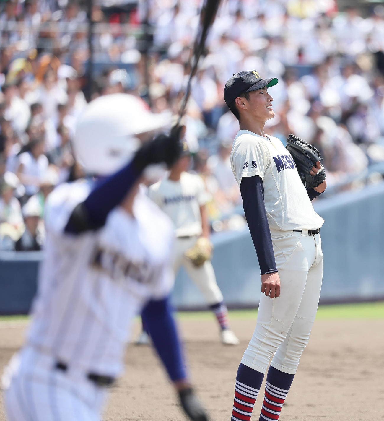 前橋商対健大高崎　8回裏健大高崎2死、田中（手前）に右越え本塁打を浴びた清水（撮影・足立雅史）
