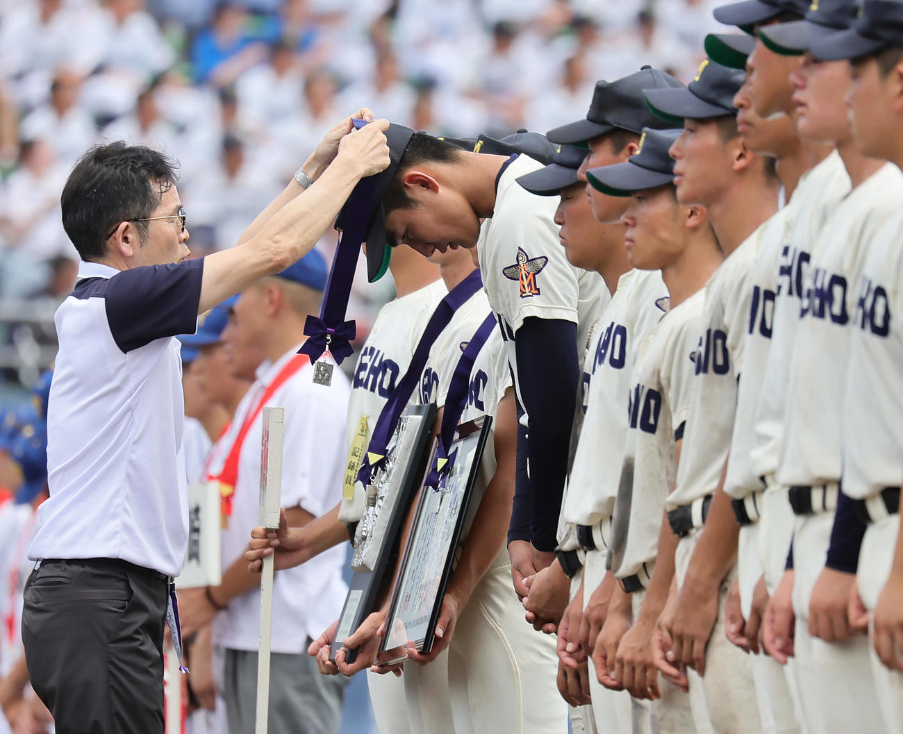 前橋商対健大高崎　準優勝メダルをかけてもらう前橋商・清水（中央）（撮影・足立雅史）