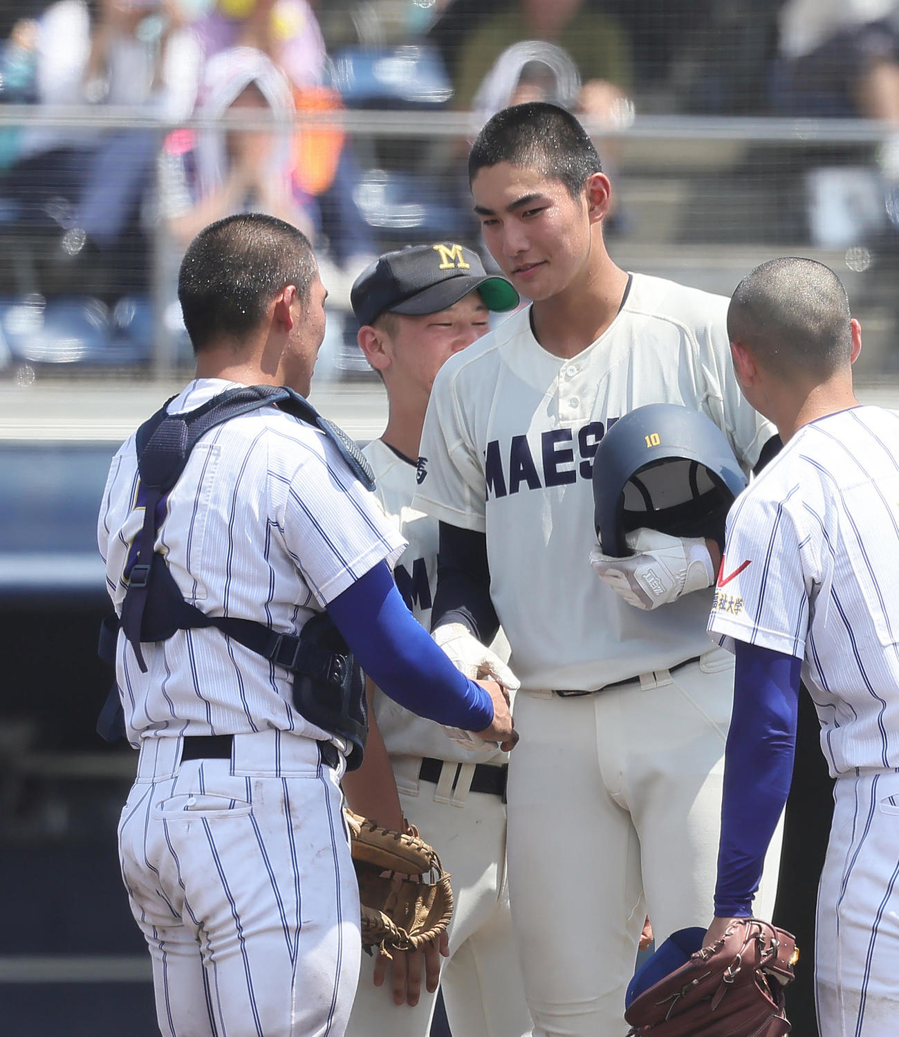 前橋商対健大高崎　試合を終え、握手を交わす健大高崎・箱山（左）と前橋商・清水（撮影・足立雅史）