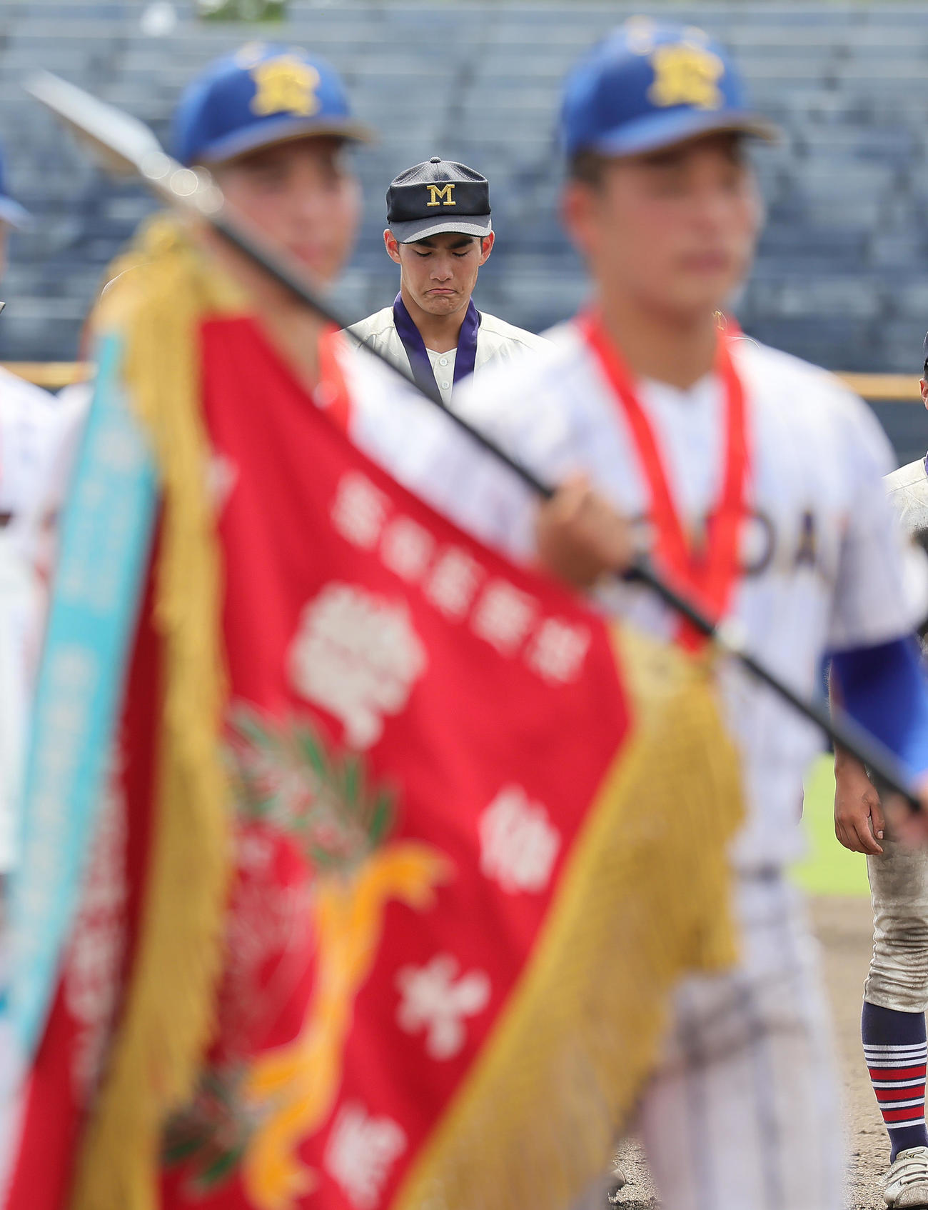 優勝の健大高崎ナインを前にうつむく前橋商・清水（撮影・足立雅史）