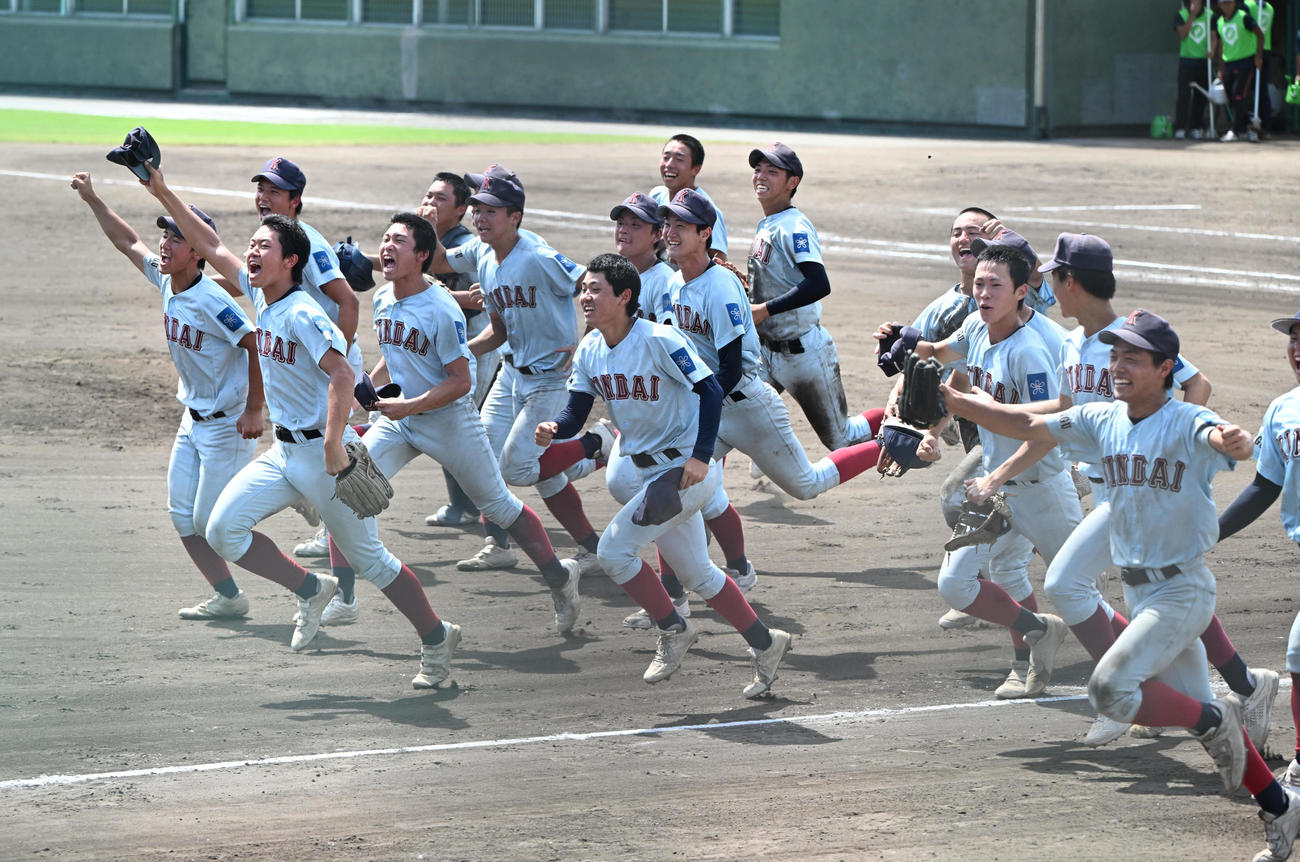 近近大新宮対和歌山東　初の決勝進出を決めガッツポーズで応援席に向かう近大新宮ナイン（撮影・和賀正仁）