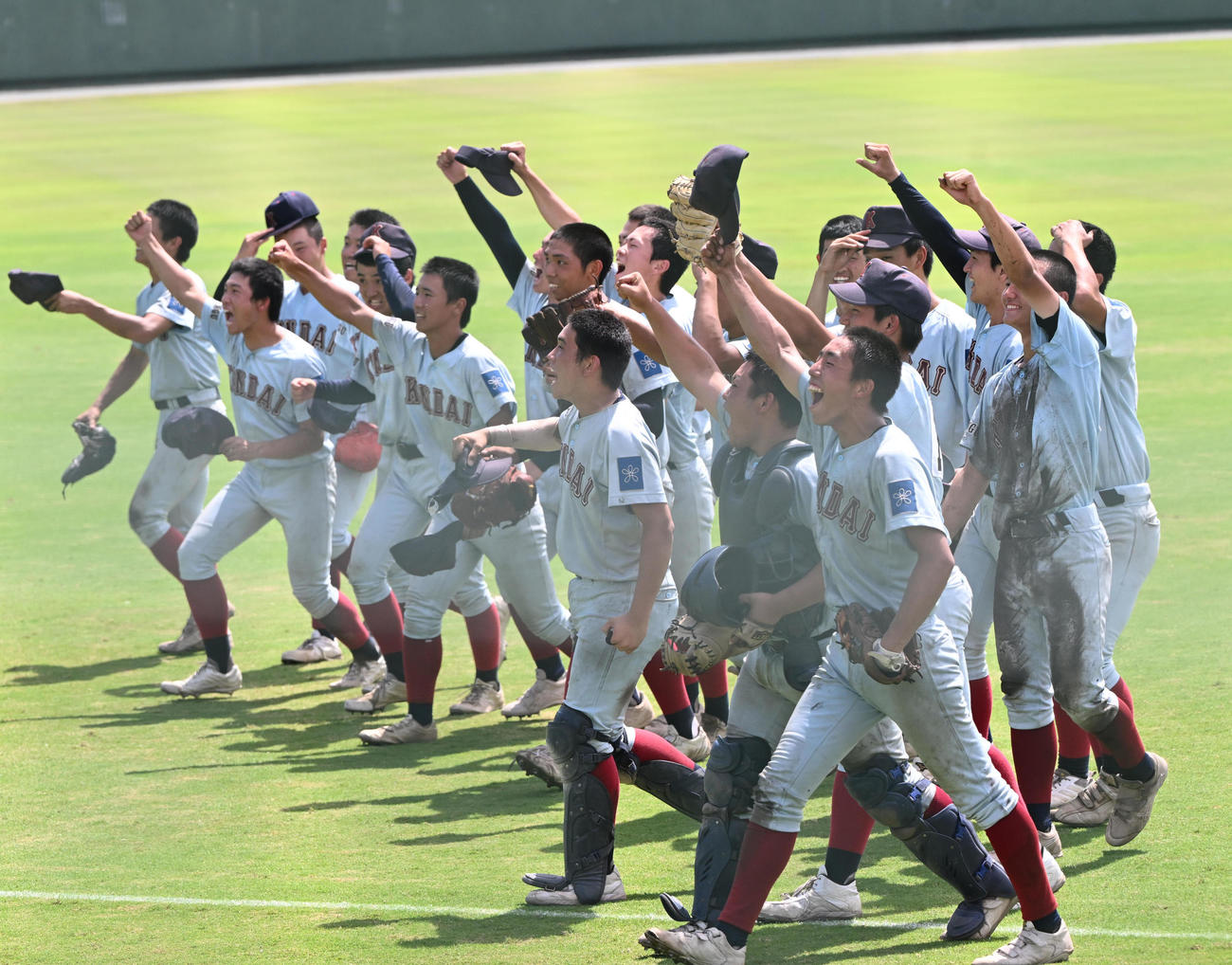 近大新宮対和歌山東　初の決勝進出を決めガッツポーズする近大新宮ナイン（撮影・和賀正仁）