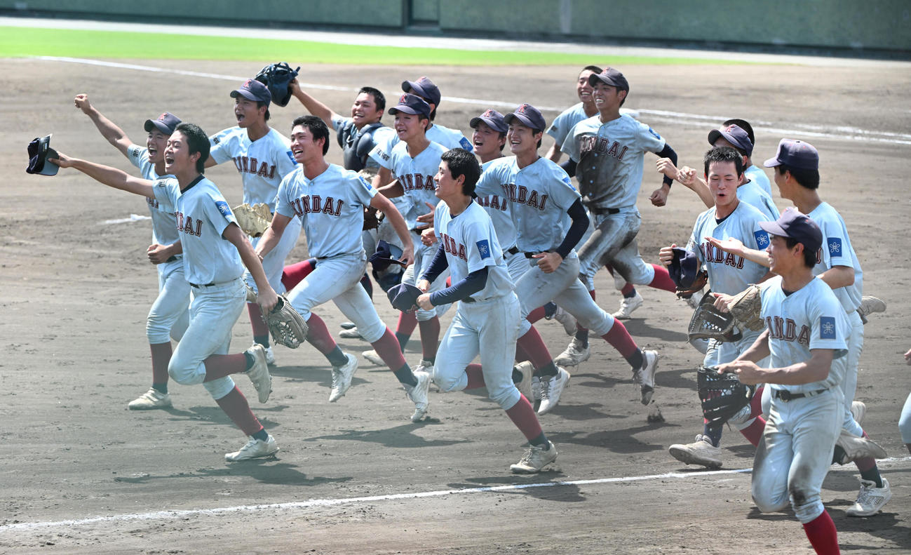 近近大新宮対和歌山東　初の決勝進出を決めガッツポーズで応援席に向かう近大新宮ナイン（撮影・和賀正仁）