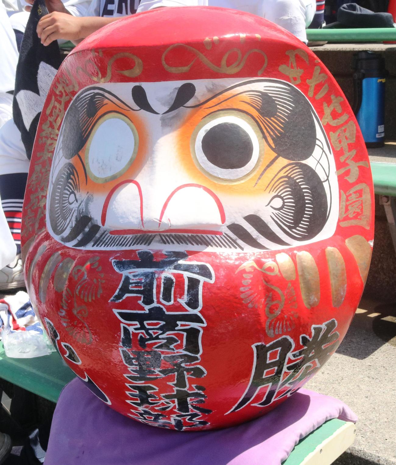 健大高崎対前橋商　前橋商の応援席にある巨大なだるま（撮影・深田雄智）