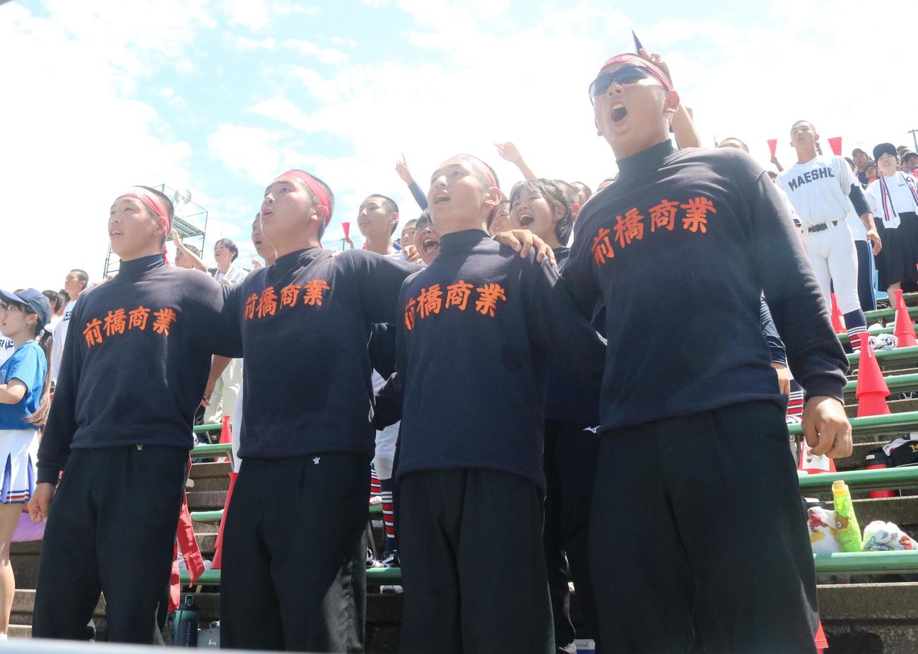 健大高崎対前橋商　前橋商の応援席の最前列で声援を送る長袖応援団（撮影・深田雄智）