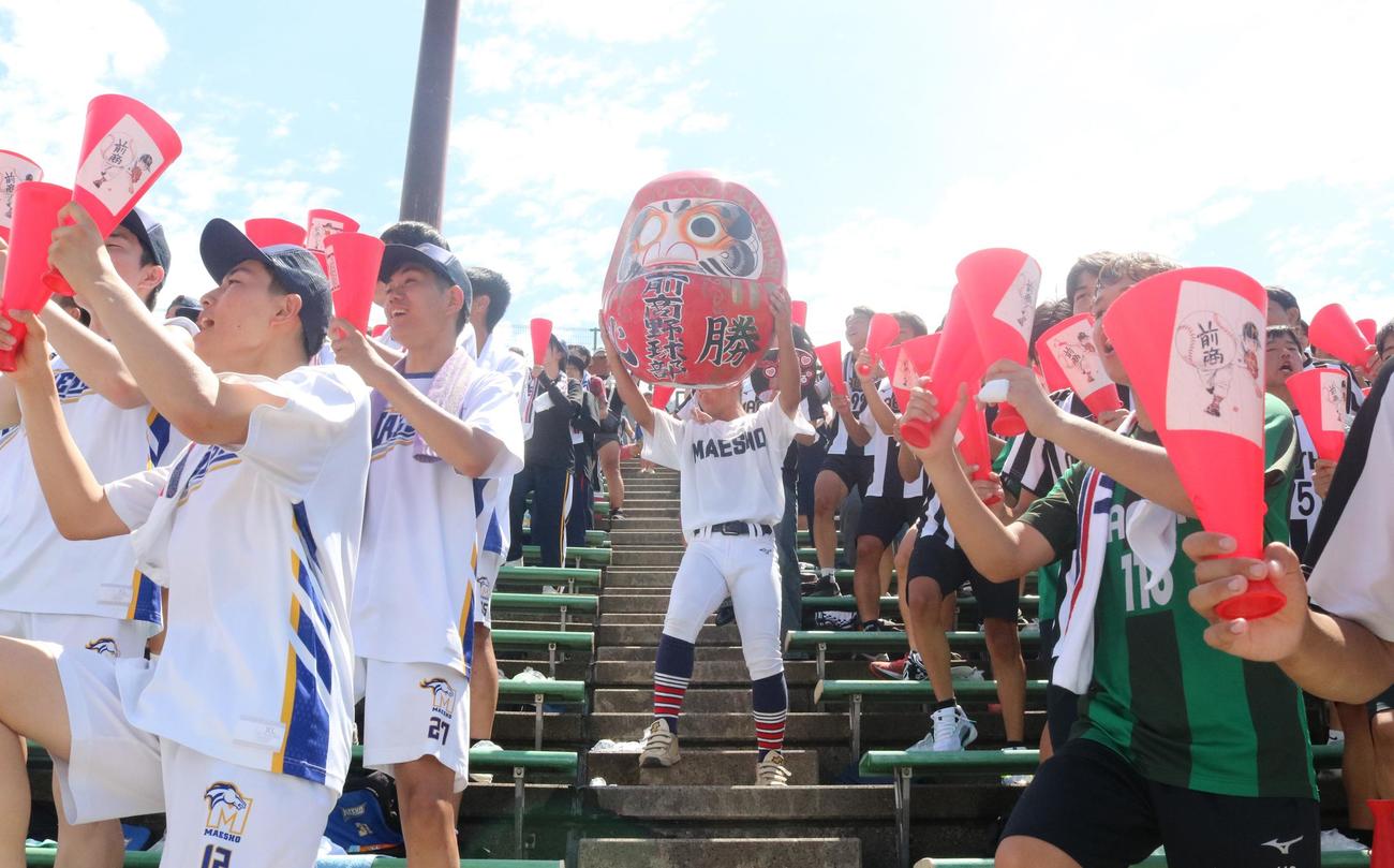 健大高崎対前橋商　巨大なだるまを掲げ盛り上げる前橋商応援席（撮影・深田雄智）