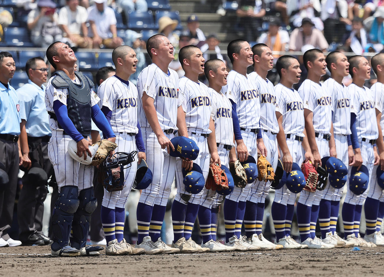 前橋商対健大高崎　優勝し、涙ながらに校歌を歌う健大高崎・箱山主将（左端）（撮影・足立雅史）