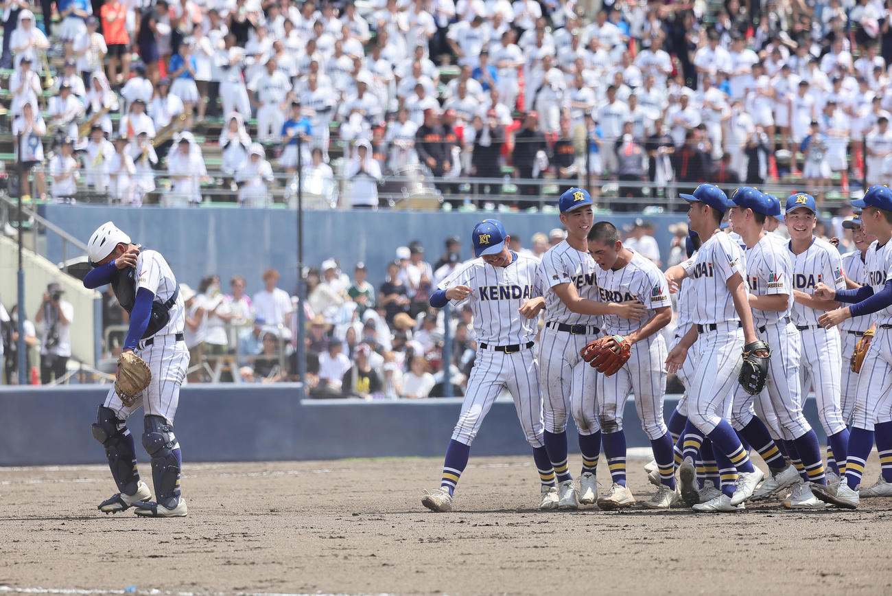 前橋商対健大高崎　優勝し、一人喜びの輪から離れ涙する健大高崎・箱山主将（左端）（撮影・足立雅史）