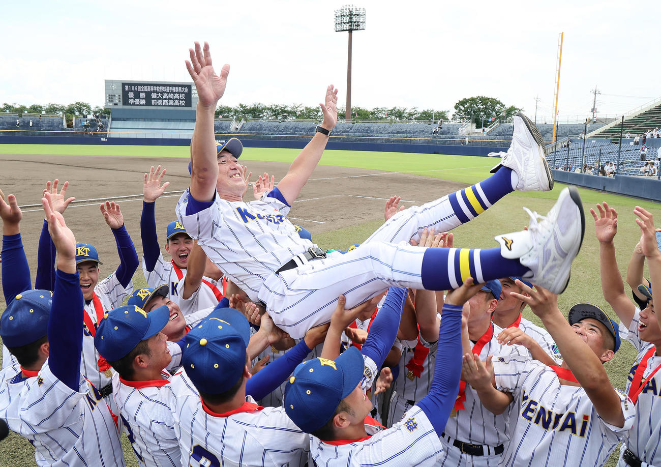 前橋商対健大高崎　優勝し、胴上げされる健大高崎・青柳監督（撮影・足立雅史）
