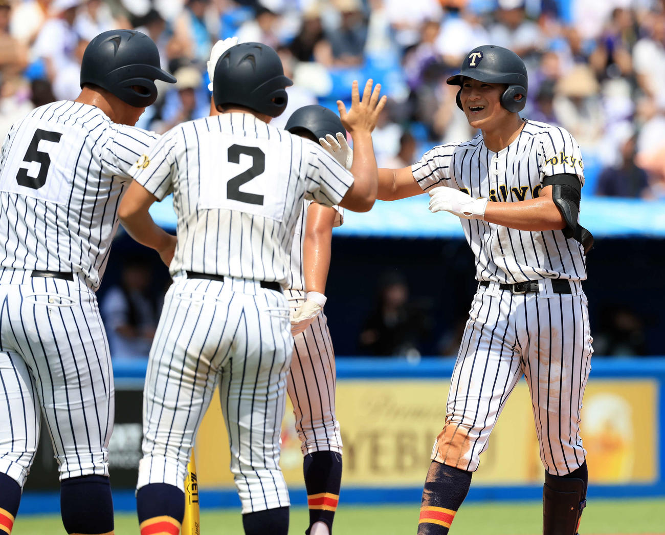 帝京対東京　5回表帝京無死二、三塁、富浜（右）は左越え3点本塁打を放ち、笑顔のハイタッチで生還する（撮影・浅見桂子）