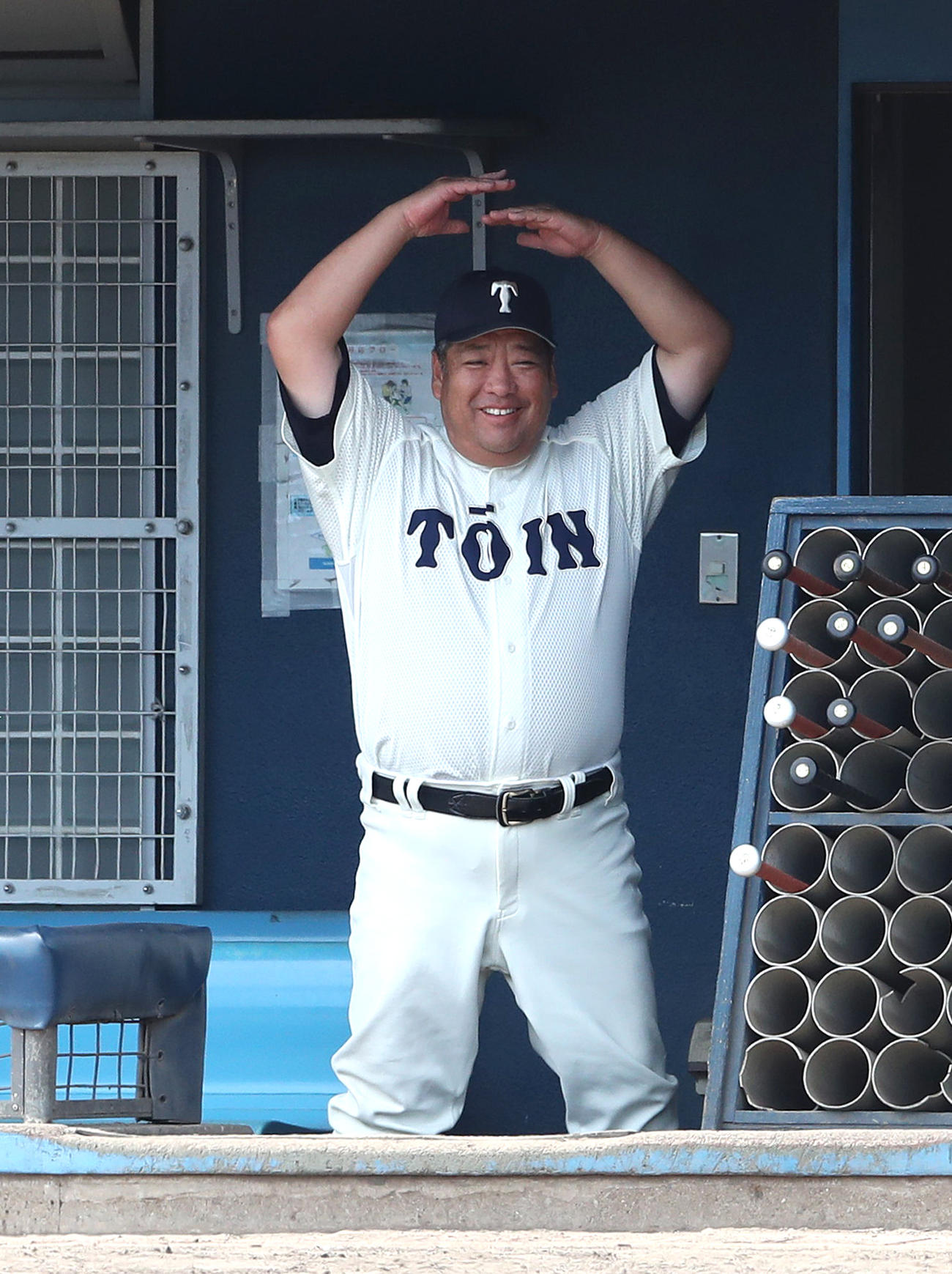 履正社対大阪桐蔭　ベンチで丸ポーズをとる大阪桐蔭・西谷監督（撮影・白石智彦）