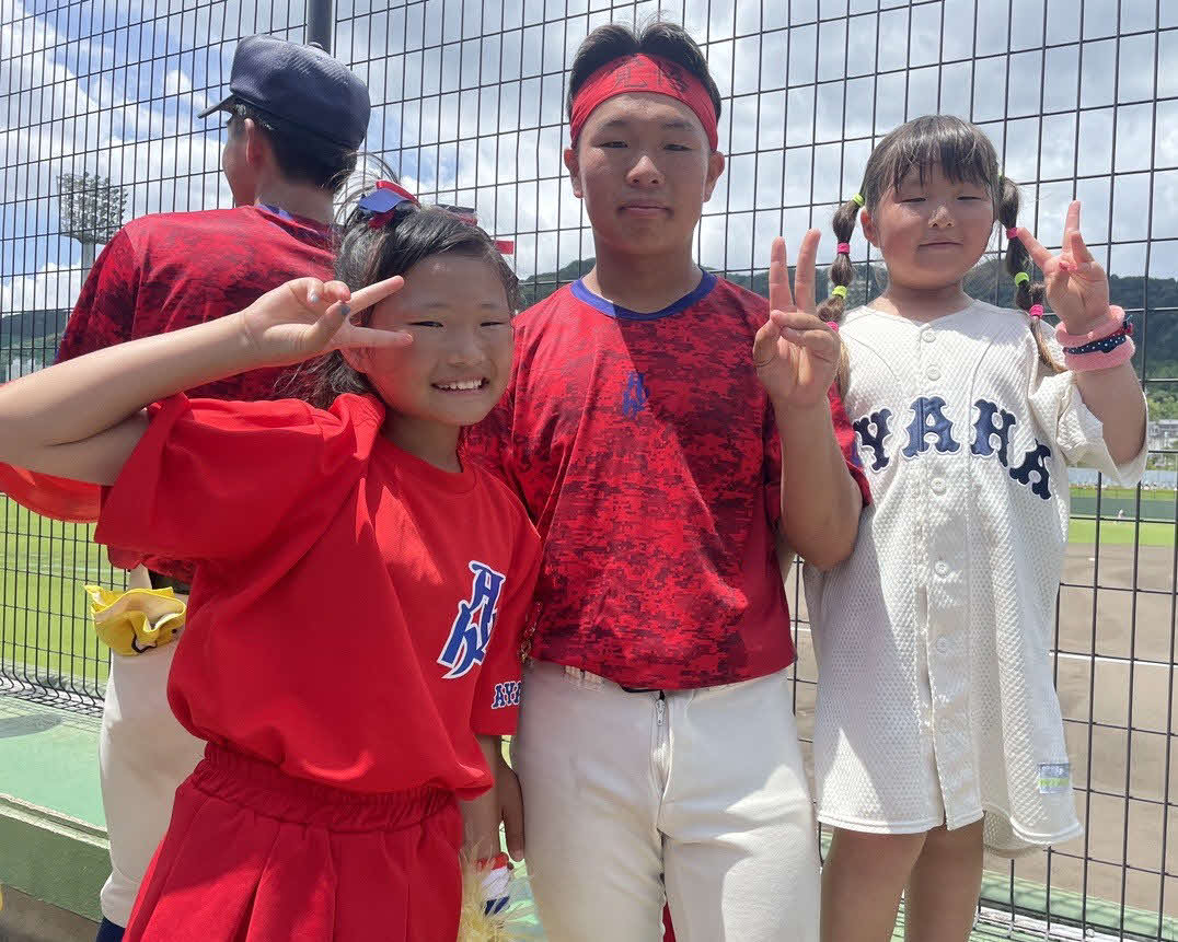 綾羽の応援団長・岩崎健馬内野手（3年）と妹たち