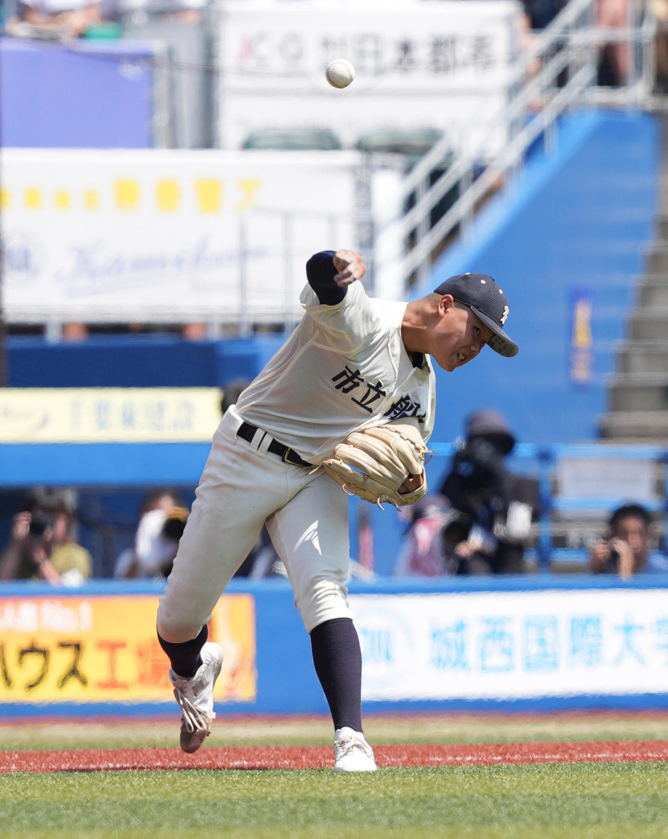 千葉県大会決勝　市船橋対木更津総合　10回裏木更津総合無死一、二塁、打者和田の打球を処理するも一塁に悪送球する工藤（撮影・菅敏）