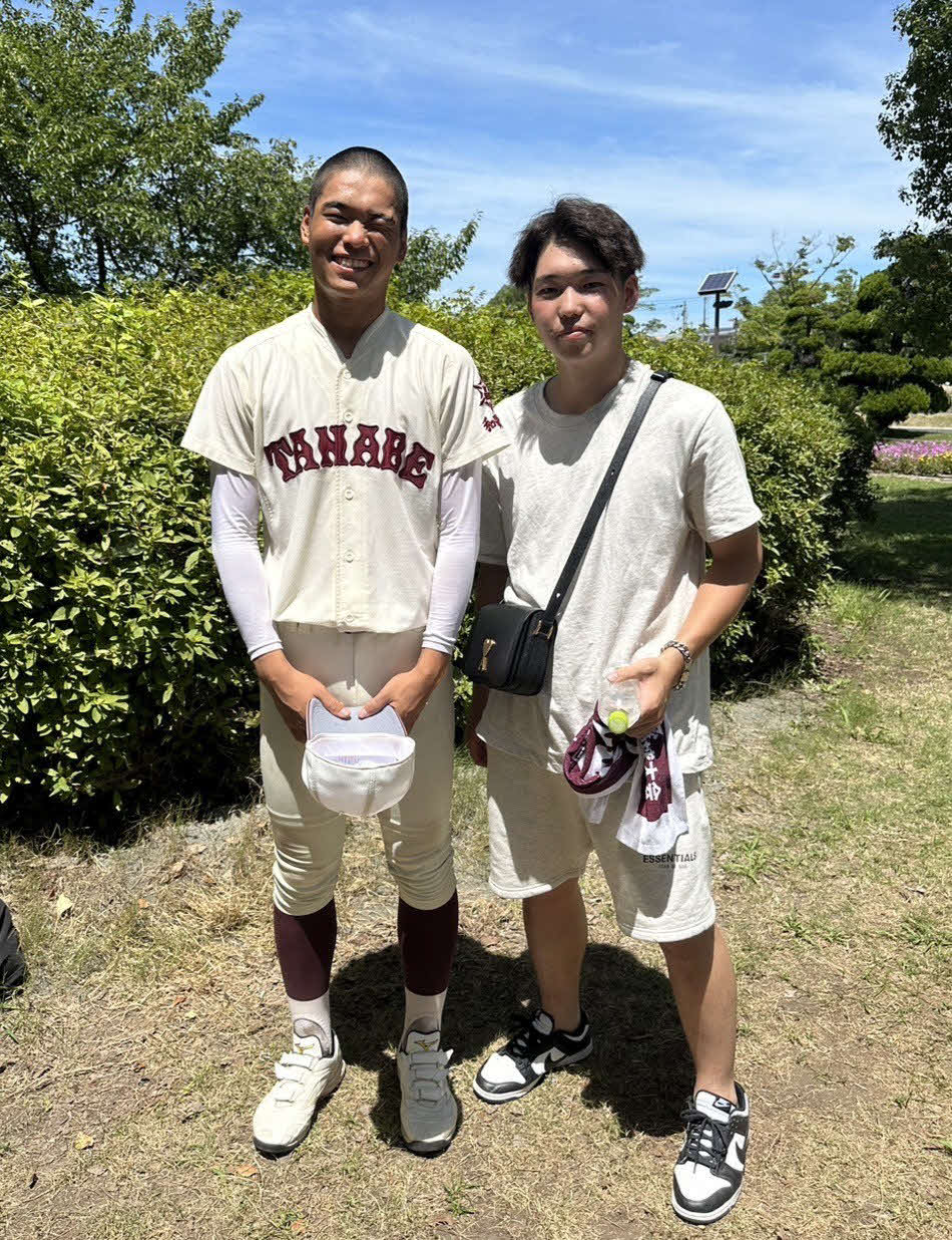 田辺・山本陣世（左）と兄隆世さん（提供写真）