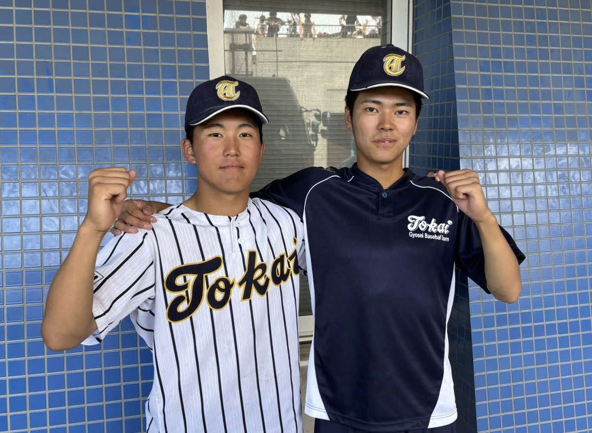 肩を組む東海大大阪仰星の壹崎兄弟。左から弟の壹崎結稀投手と兄の晃心投手（撮影・林亮佑）