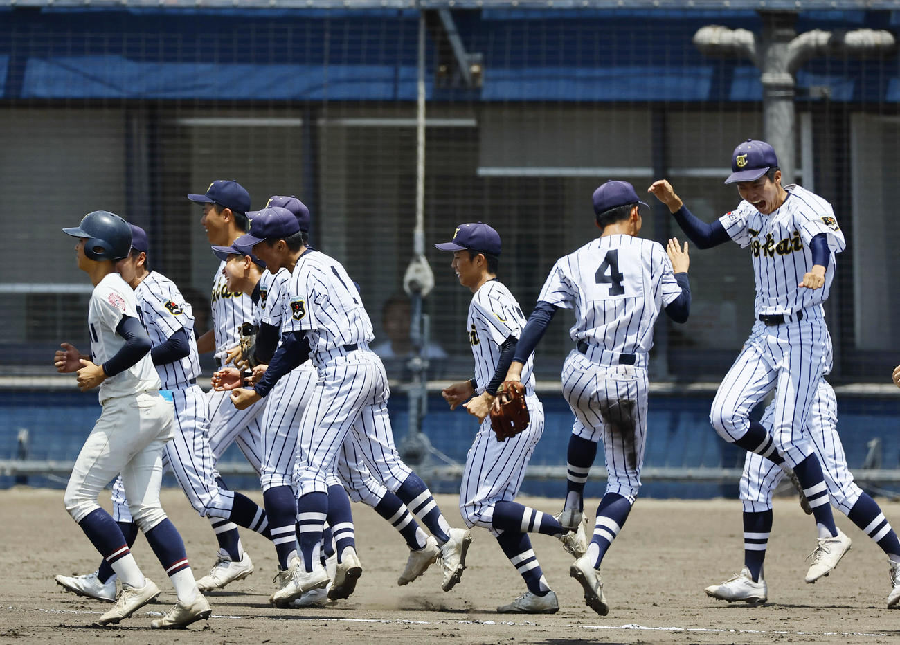 大商大対東海大大阪仰星　大商大に競り勝ち、喜ぶ東海大大阪仰星ナイン（撮影・藤尾明華）