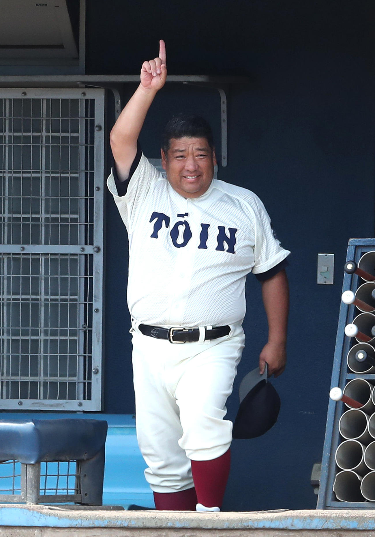 履正社対大阪桐蔭　ベンチでポーズをとる大阪桐蔭・西谷監督（撮影・白石智彦）