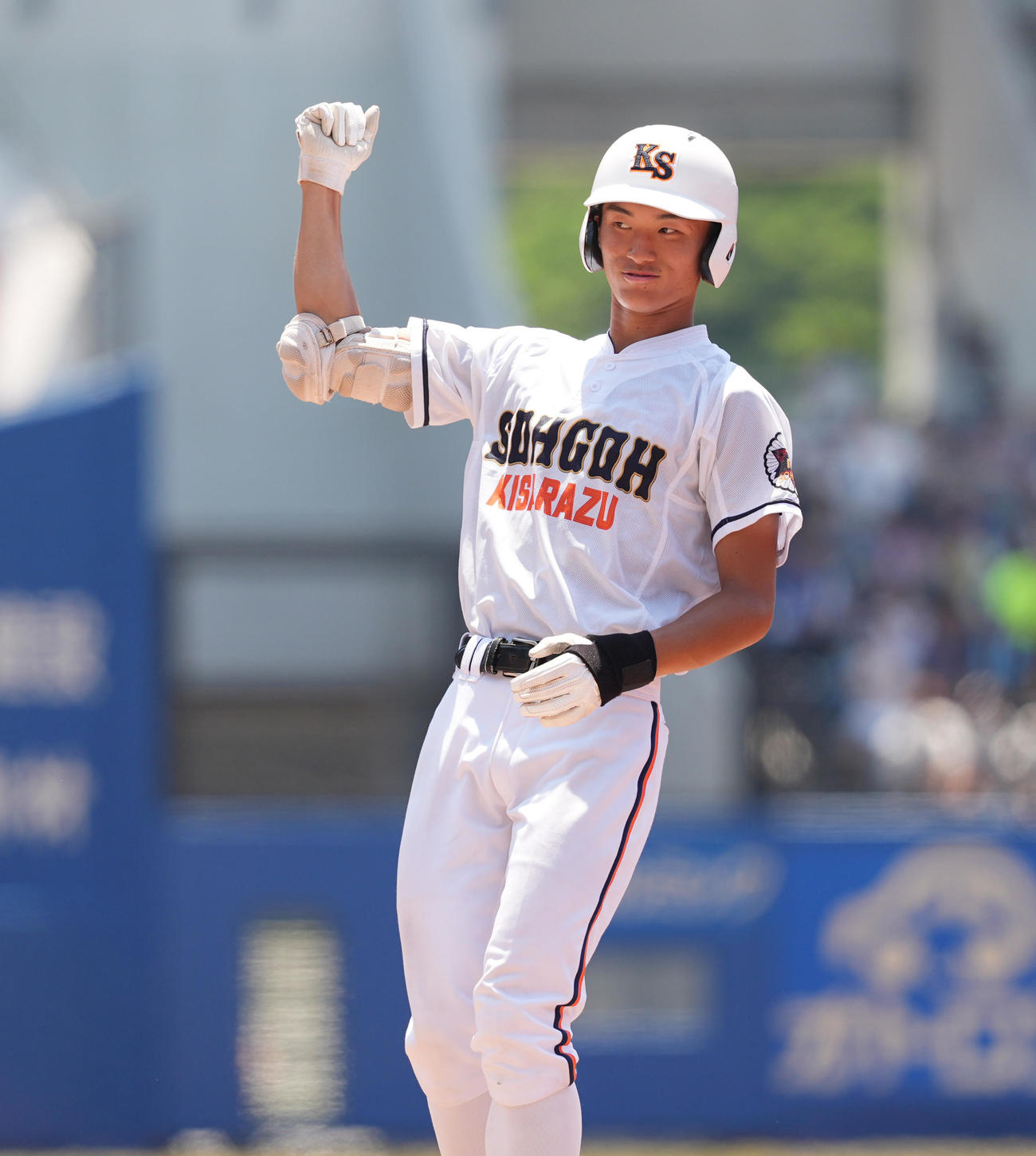 市船橋対木更津総合　5回裏木更津総合無死、右前打を放ち、ガッツポーズを見せる鈴木（撮影・菅敏）