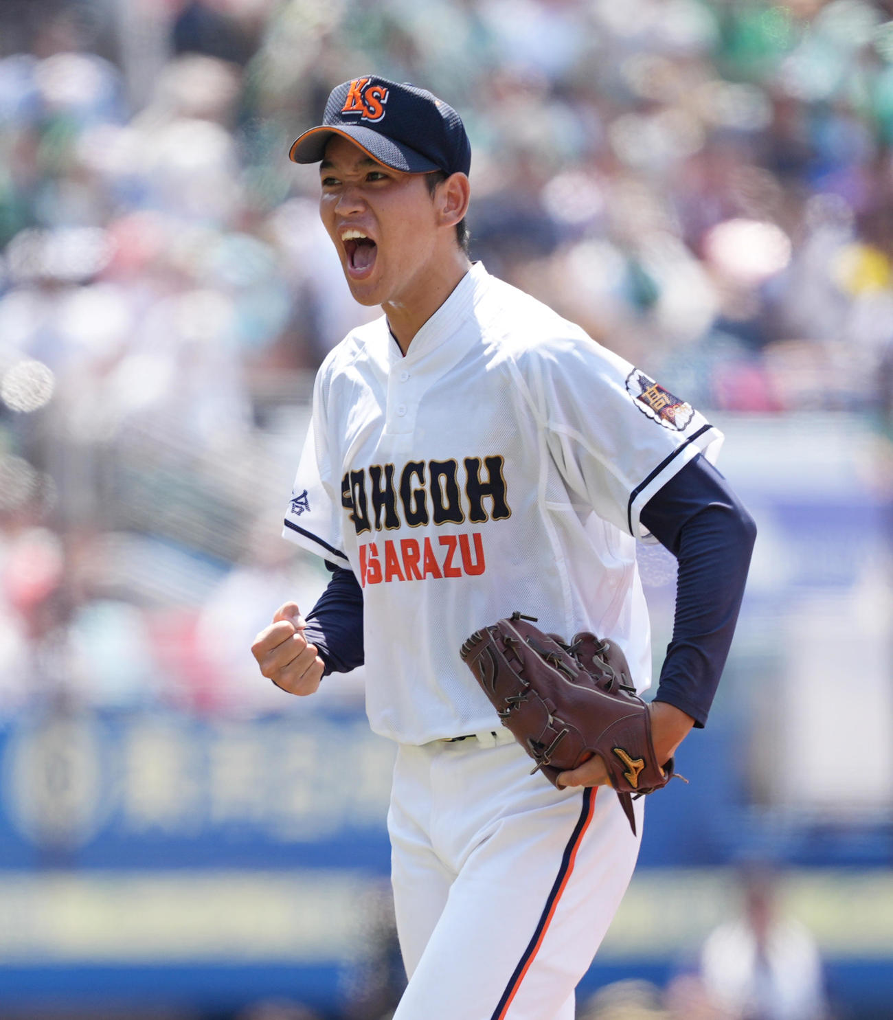 市船橋対木更津総合　1回の投球を終えガッツポーズを見せる木更津総合先発の千葉（撮影・菅敏）