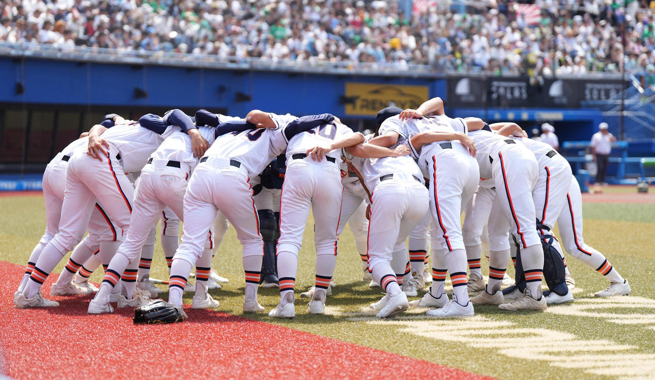 市船橋対木更津総合　試合前、円陣を組む木更津総合ナイン（撮影・菅敏）