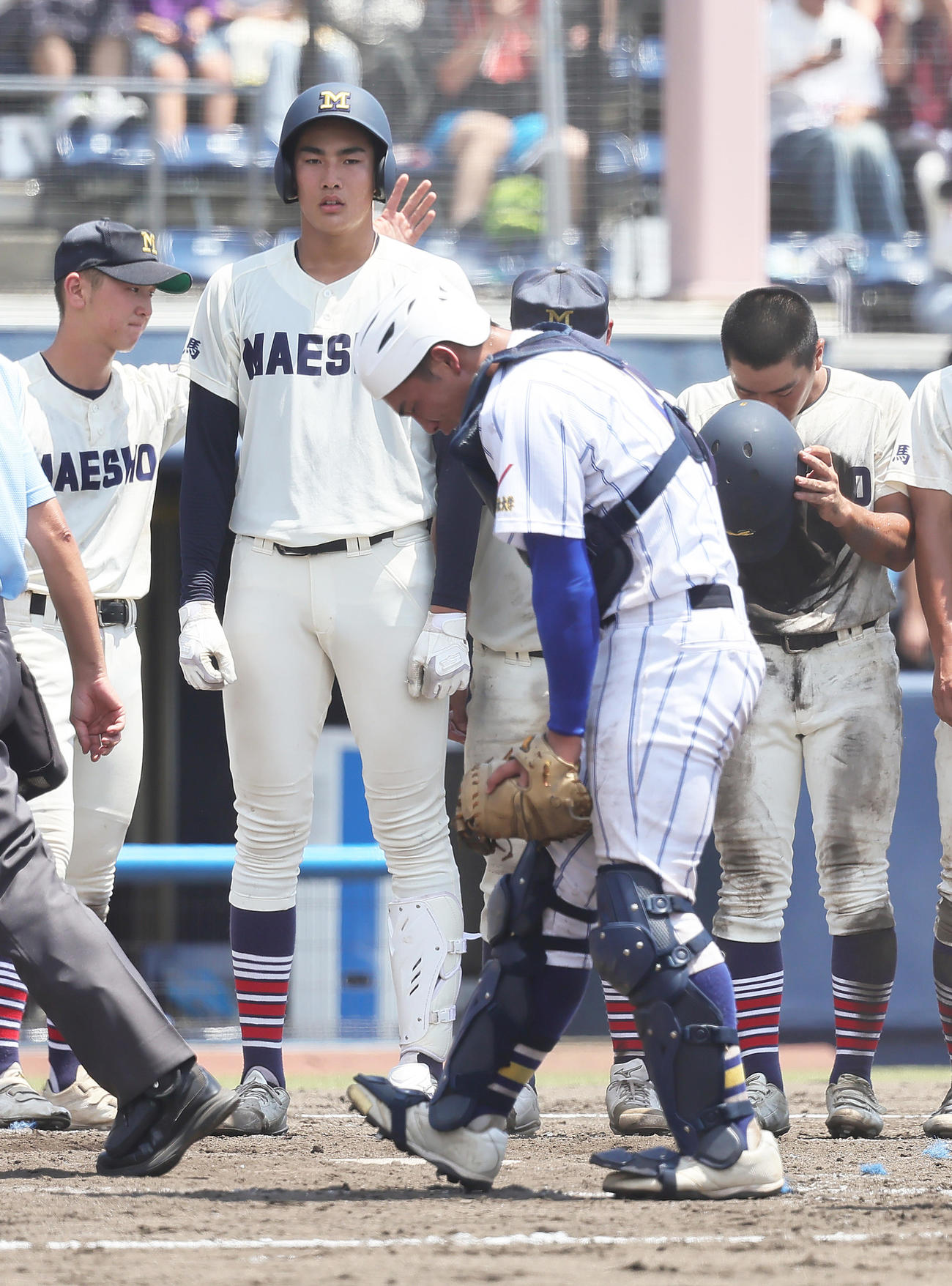 前橋商対健大高崎　優勝を決め、涙する健大高崎・箱山（手前）をぼうぜんと見つめる前橋商・清水（撮影・足立雅史）
