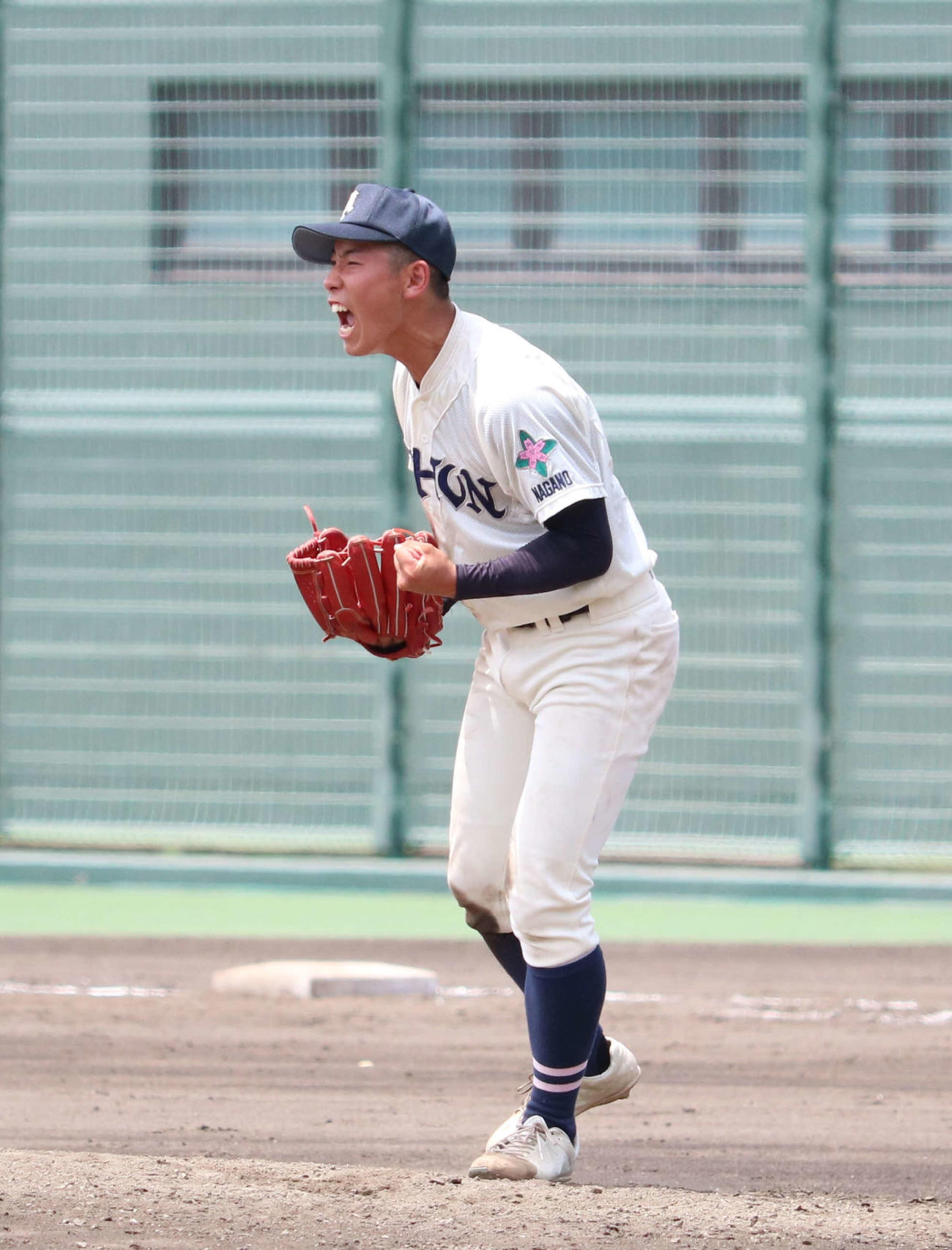 高校野球長野　長野日大対長野俊英　9回裏長野俊英1死、三振を奪いガッツポーズする長野日大・山田（撮影・野見山拓樹）