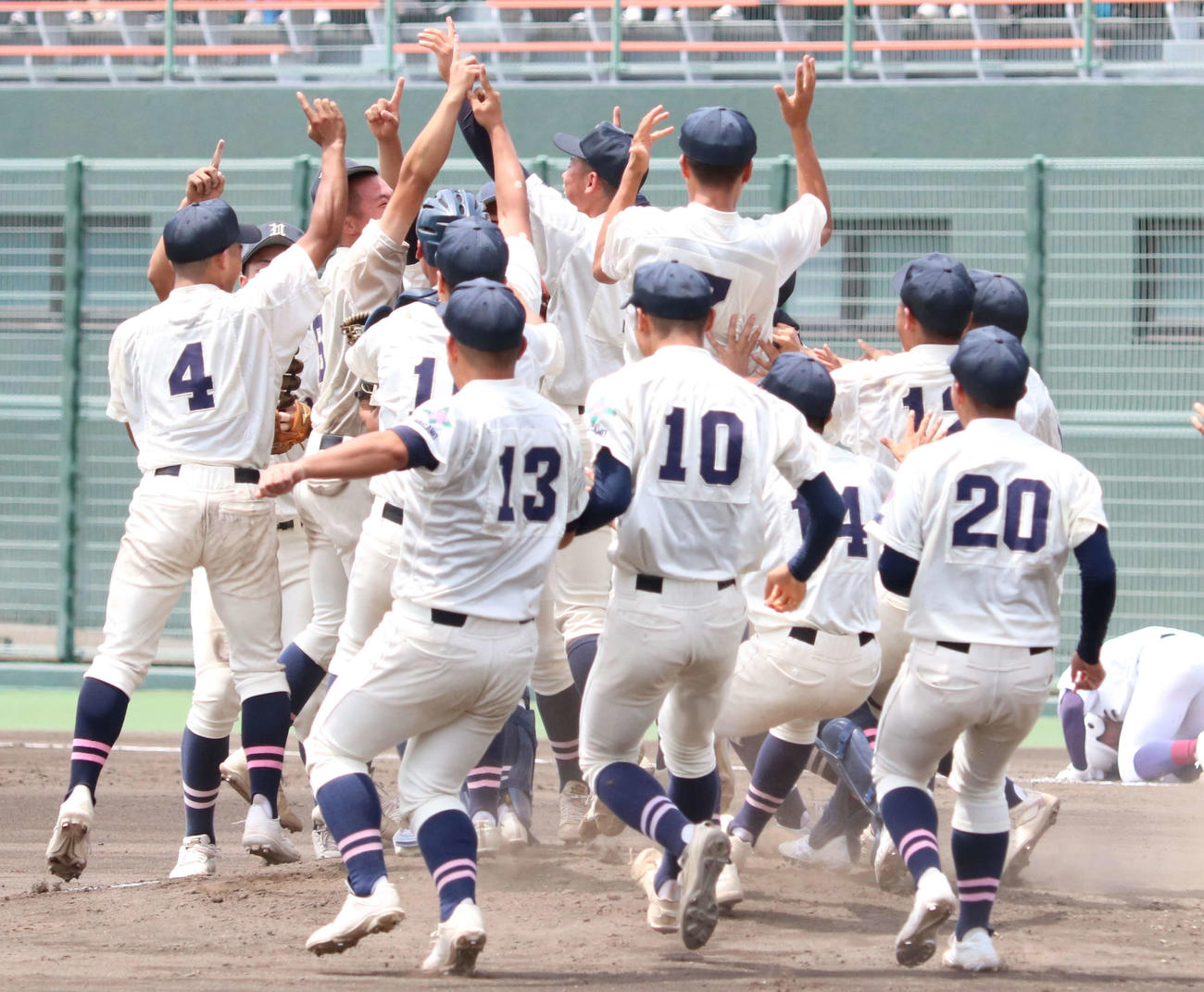 高校野球長野　長野日大対長野俊英　15年ぶりの優勝を決め、マウンドに集まる長野日大ナイン（撮影・野見山拓樹）