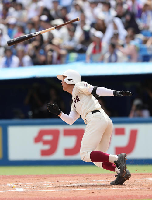 日大三対早実　1回裏早実無死一塁、宇野は先制の適時二塁打を放つ（撮影・足立雅史）