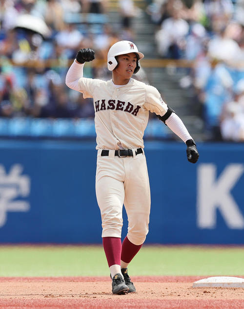 日大三対早実　1回裏早実無死一塁、宇野は先制の適時二塁打を放ちガッツポーズ（撮影・足立雅史）