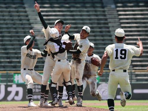 明石商対報徳学園　優勝を決めて歓喜する報徳学園・今朝丸（左から2人目）ら（撮影・宮崎幸一）