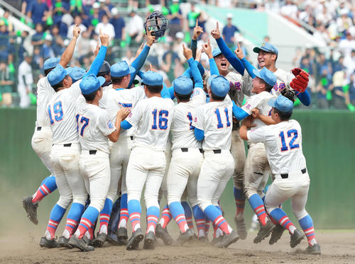 埼玉大会決勝で昌平を破り優勝し、喜びを爆発させる花咲徳栄の選手たち（撮影・菅敏）