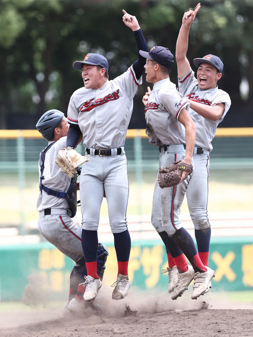 京都国際対京都外大西　優勝した京都国際は完投した中崎（左から2人目）を中心に歓喜する（撮影・西尾就之）