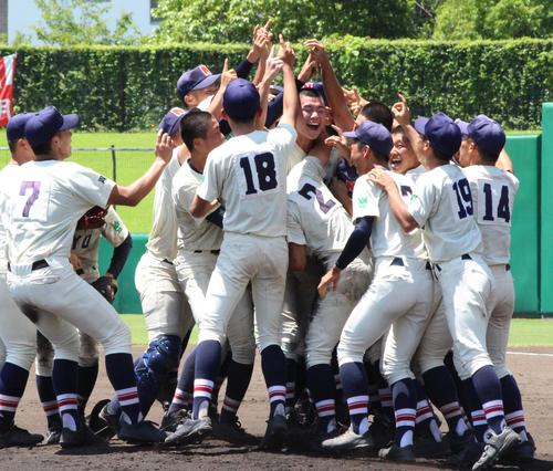 下関国際対南陽工　14年ぶり優勝で歓喜する南陽工の選手たち（撮影・菊川光一）＝2024年7月28日、山口マツダ西京きずなスタジアム