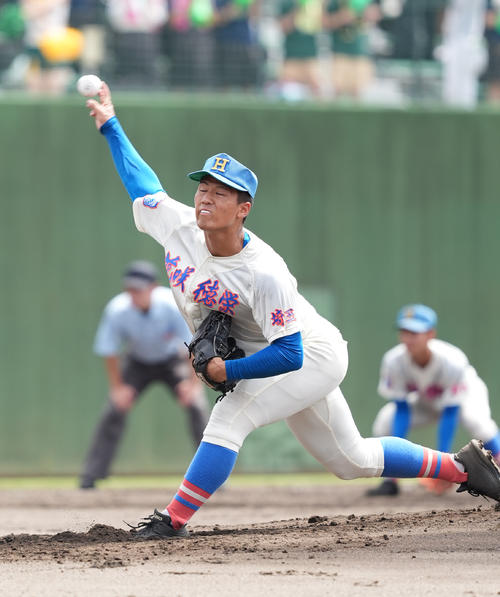 高校野球埼玉大会決勝　花咲徳栄対昌平　花咲徳栄先発の上原（撮影・菅敏）