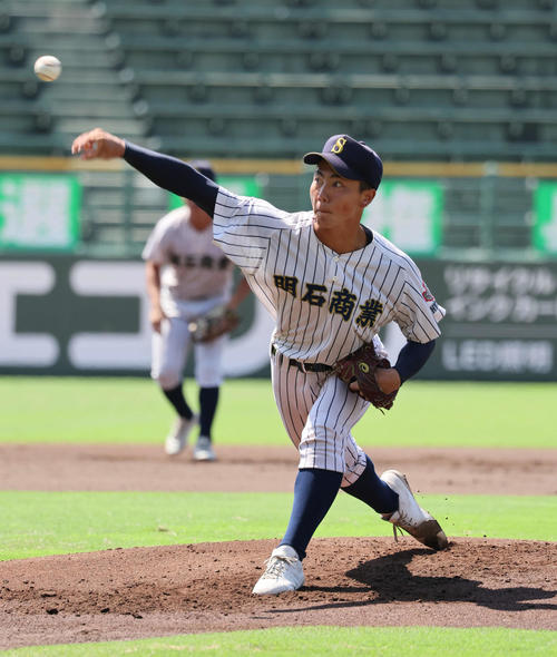 明石商対報徳学園　明石商先発の藤井翔大（撮影・宮崎幸一）