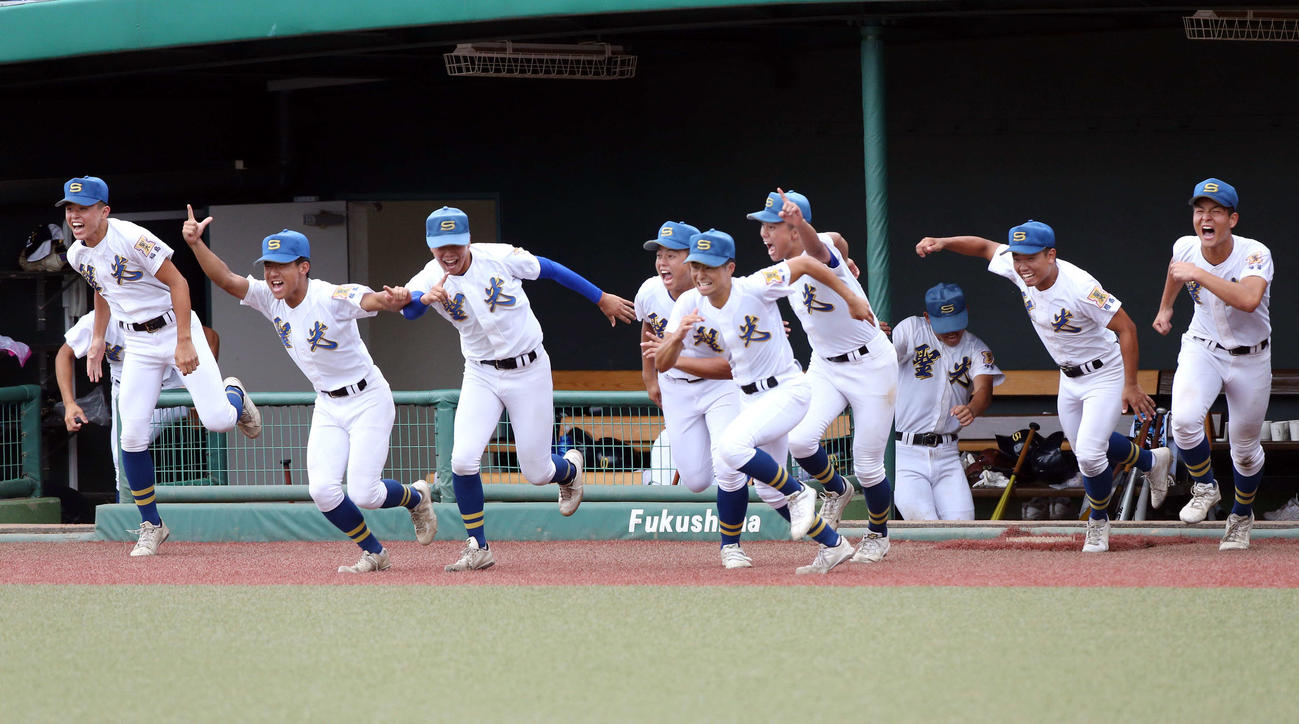 聖光学院対学法石川　3連覇を決め、勢いよくベンチから飛び出す聖光学院ナイン（撮影・木村有優）