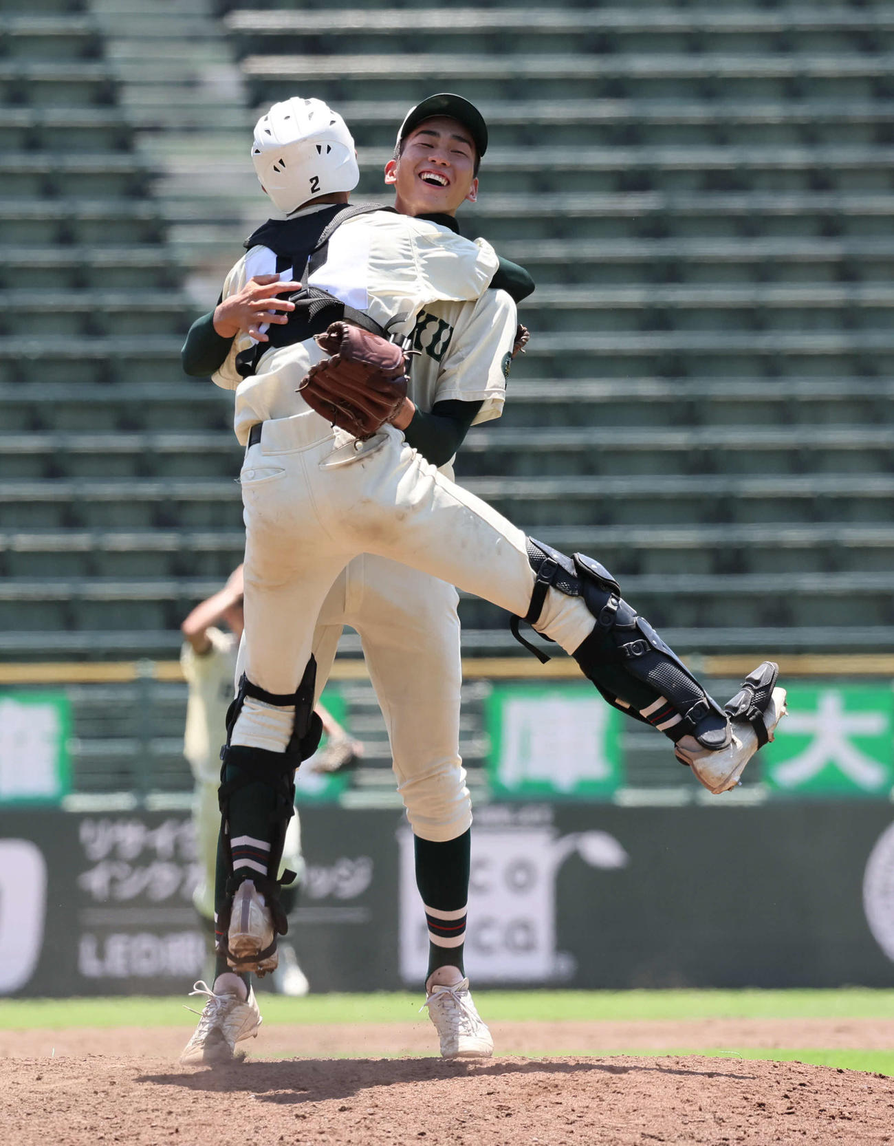 明石商対報徳学園　優勝を決めて歓喜する報徳学園・今朝丸（右）と徳田（撮影・宮崎幸一）