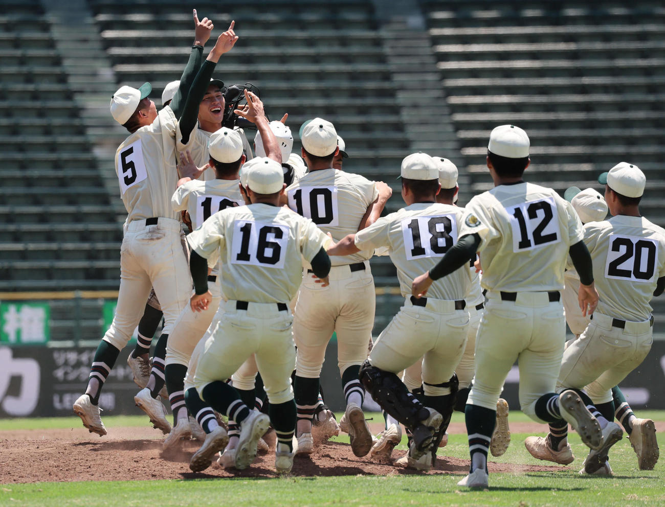 明石商対報徳学園　優勝を決めて歓喜する報徳学園・今朝丸（左から2人目）ら（撮影・宮崎幸一）