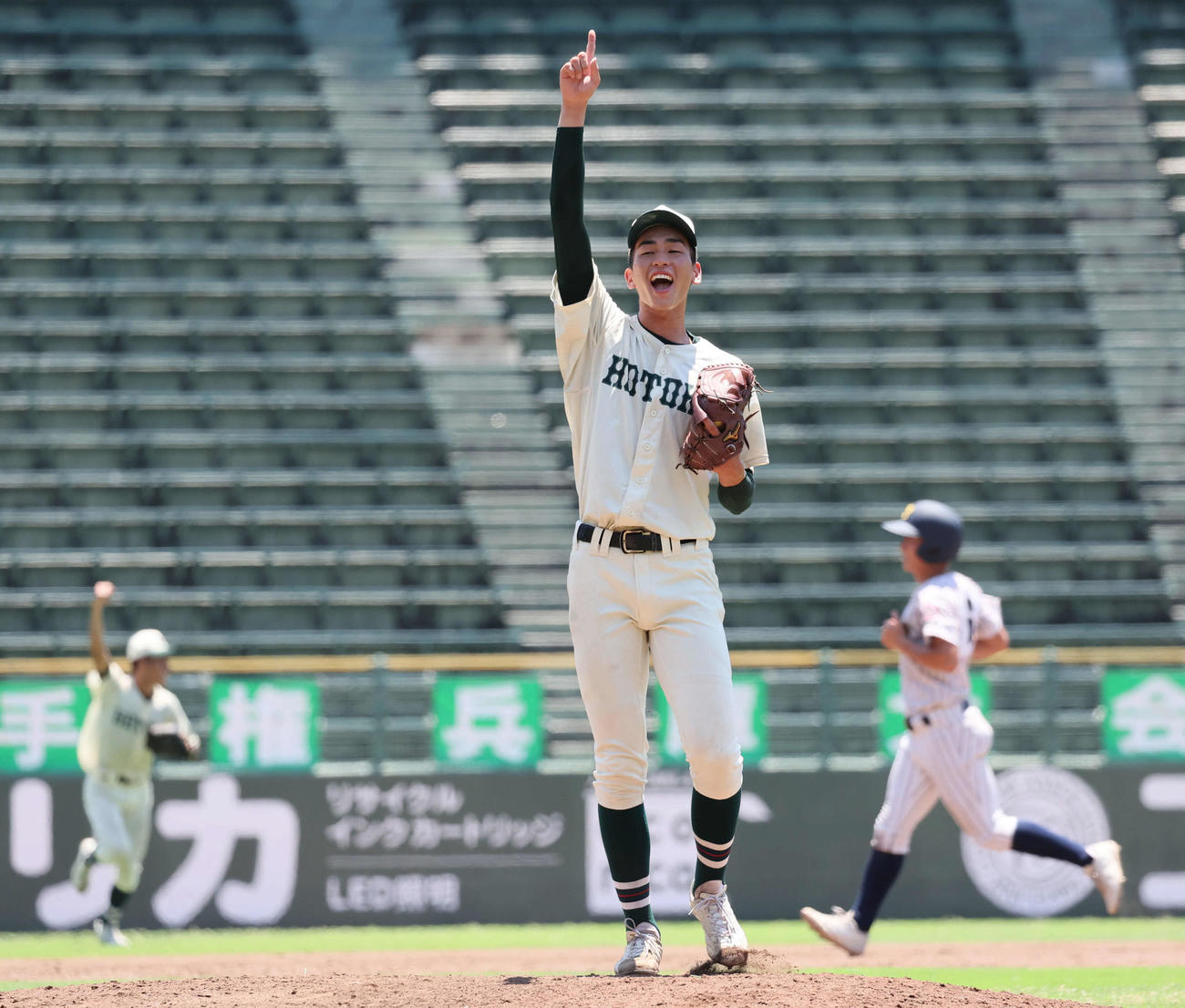 明石商対報徳学園　優勝を決めて歓喜する報徳学園・今朝丸（撮影・宮崎幸一）
