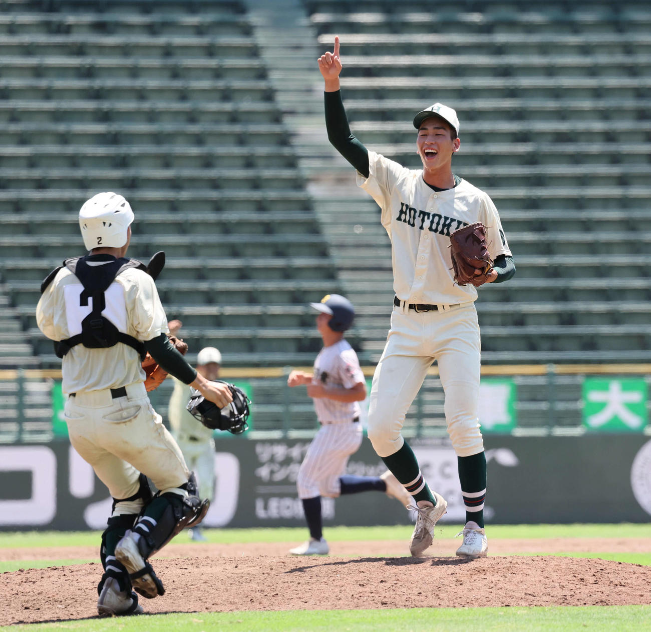 明石商対報徳学園　優勝を決めて歓喜する報徳学園・今朝丸（撮影・宮崎幸一）