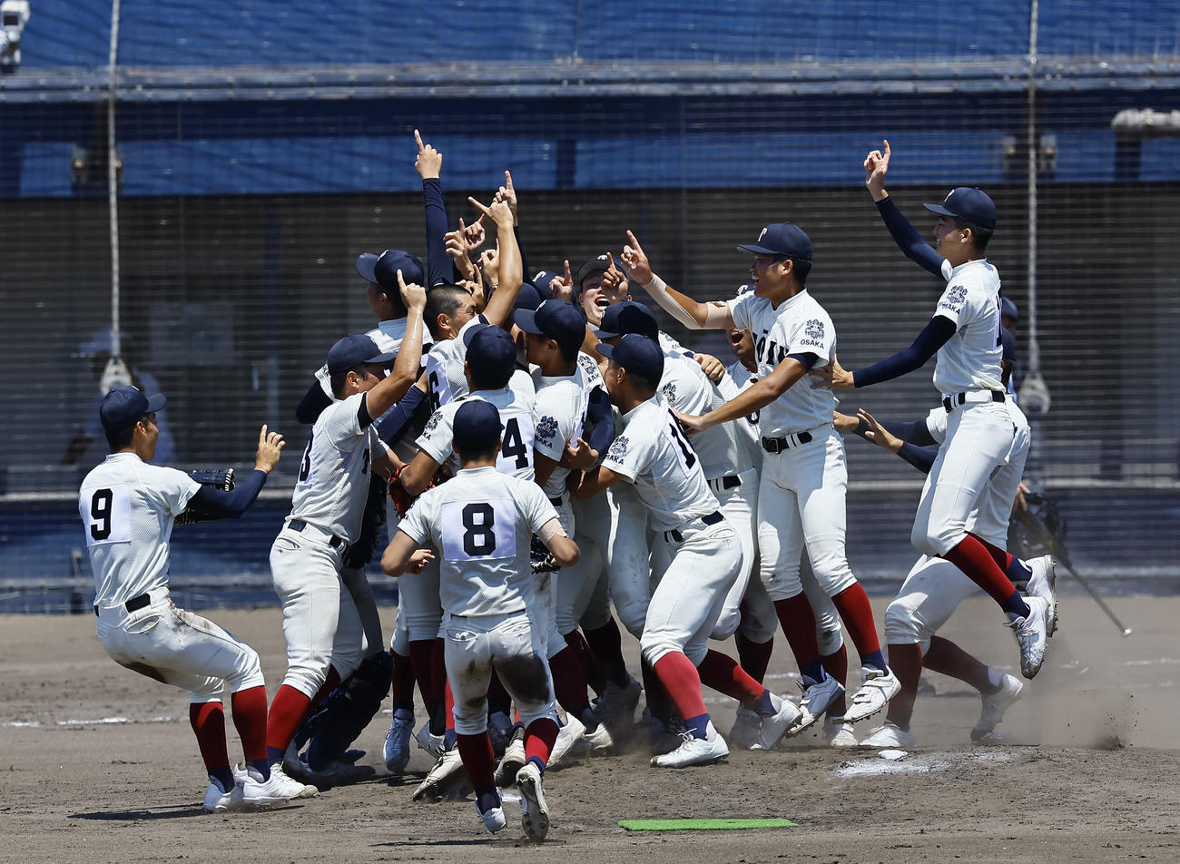 大阪桐蔭対東海大大阪仰星　東海大大阪仰星を破り優勝し喜ぶ大阪桐蔭ナイン（撮影・藤尾明華）