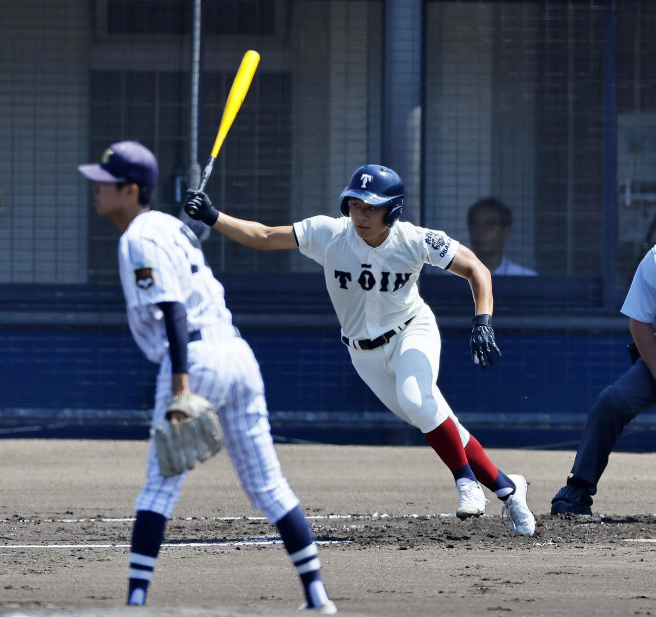 大阪桐蔭対東海大大阪仰星　2回表大阪桐蔭無死、徳丸は右越えに二塁打を放つ（撮影・藤尾明華）